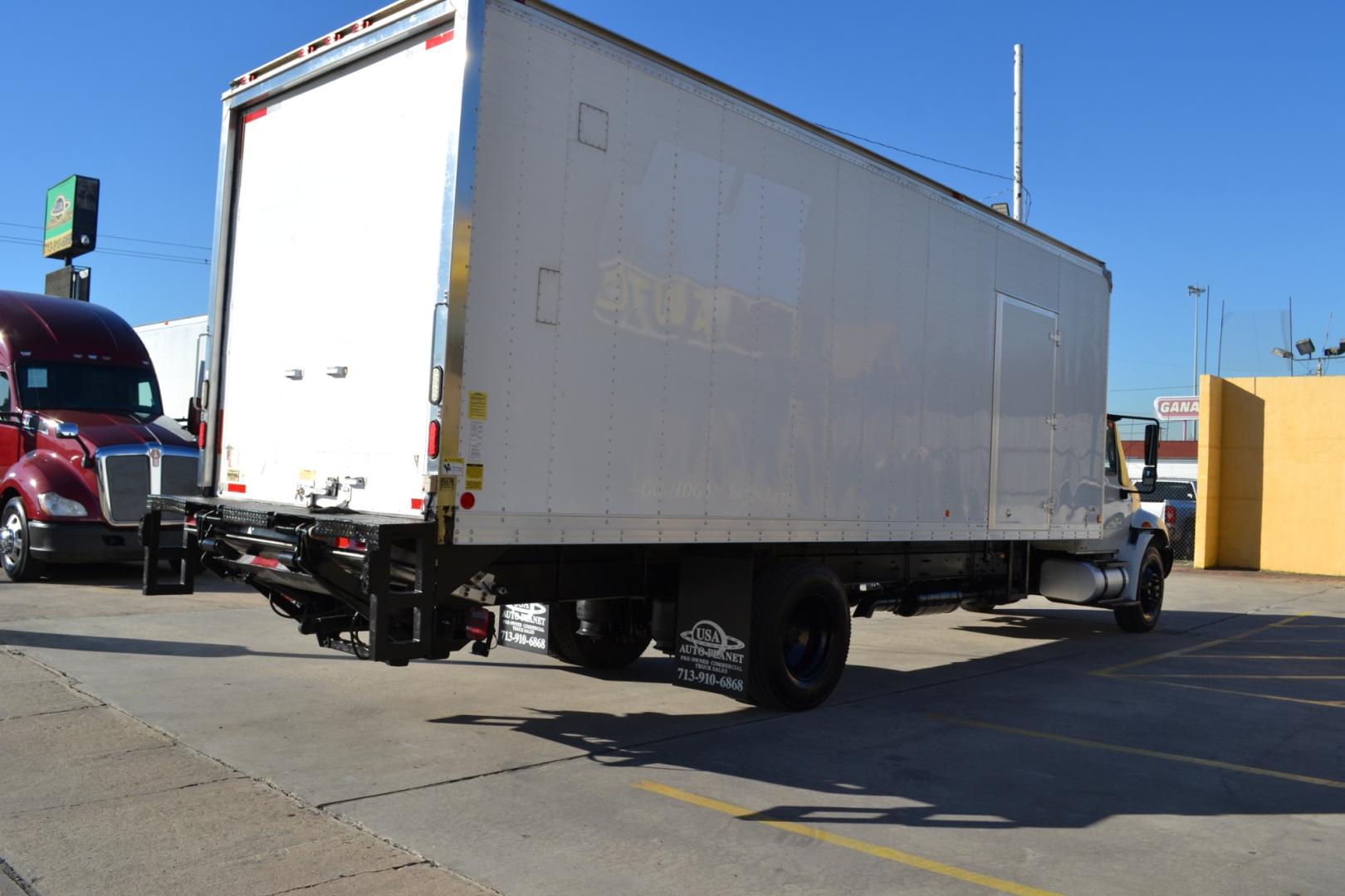 2016 WHITE /BLACK INTERNATIONAL 4300 with an CUMMINS ISB 6.7L 220HP engine, ALLISON 2100HS AUTOMATIC transmission, located at 9172 North Fwy, Houston, TX, 77037, (713) 910-6868, 29.887470, -95.411903 - 25,999LB GVWR NON CDL, 26FT BOX, 13'6FT CLEARANCE, HEIGHT 103" X WIDTH 102", AIR RIDE , DUAL 40 GALLON FUEL TANKS, CRUISE CONTROL, COLD A/C , - Photo#3